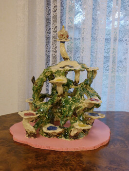 Ein Keramikobjekt steht auf einem Tisch.