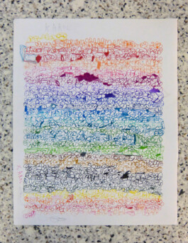 Filzstiftzeichnung auf einem Papier mit Blindenschrift.