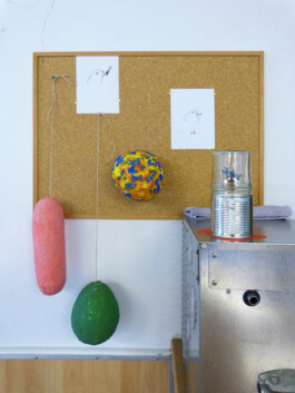 Ausstellungsraum mit Zeichnungen und Objekten aus Pappmache.