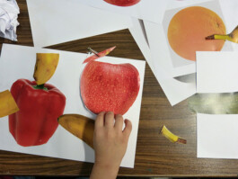 Ein Kind fertigt Collagen aus Früchten.
