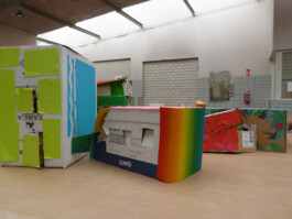 Gebastelte Häuser aus bunter Pappe und Schachteln.