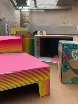 Gebastelte Häuser aus bunter Pappe und Schachteln.