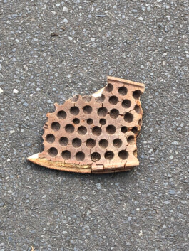 Teil einer Schuhsohle mit Lochmuster.