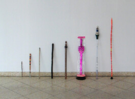 Installation aus verlorenen bzw. gefundenen Gegenständen.