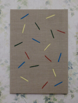 Abstraktes Gemälde auf einer Efeu-Tapete.