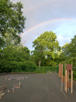 Ausstellung auf dem Sportplatz, im Hinterbrund zwei Regenbögen.