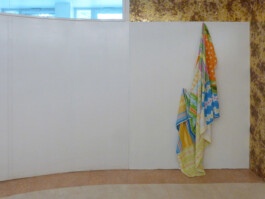 Ausstellungsraum mit einem Kunstwerk, das aus Handtüchern hergestellt wurde.