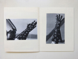 Magazin, in dem Fotografien von Händen, die Lederhandschuhe mit Nieten tragen, zu sehen sind.