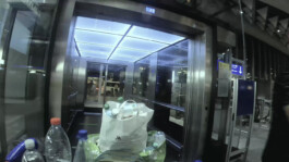 Filmstill von einem Flughafen, die Aufnahme stammt von einer obdachlosen Person.