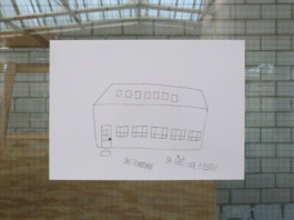 Zeichnung von einem Kunsthaus, die an einer Glasscheibe hängt.