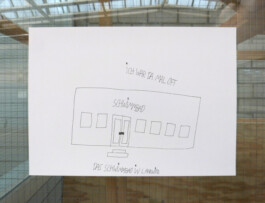 Zeichnung von einem Schwimmbad, die an einer Glasscheibe hängt.