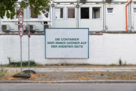 Plakatwand mit Poster mit einem Schriftzug.