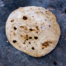 Fladenbrot liegt auf Asphalt 
