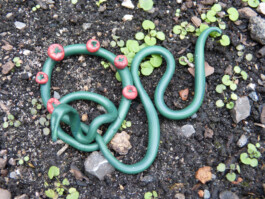 Skulptur in einem Blumenbeet